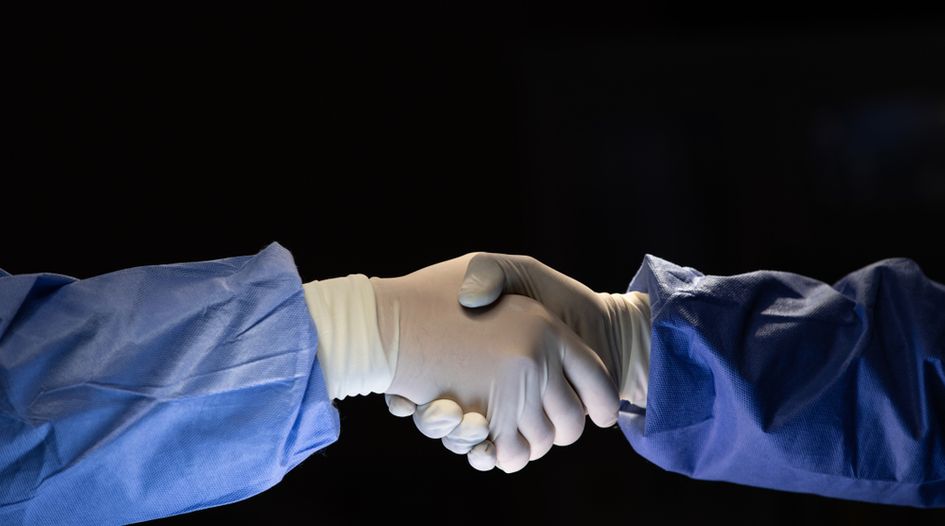 Надеть перчатки медицинские. Рука в хирургической перчатке. Подготовка рук хирурга перед операцией. Хирург надевает перчатки. Перчатки хирурга.